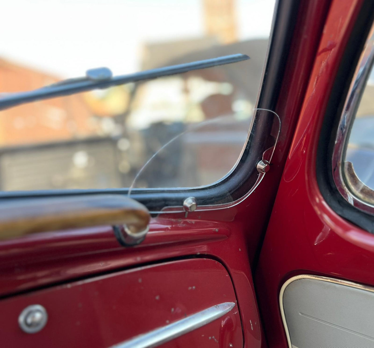 Wind deflector front window, inside